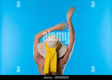Die Frau streckt sich an einem sonnigen Tag mit den Händen über ihrem Kopf. Stockfoto