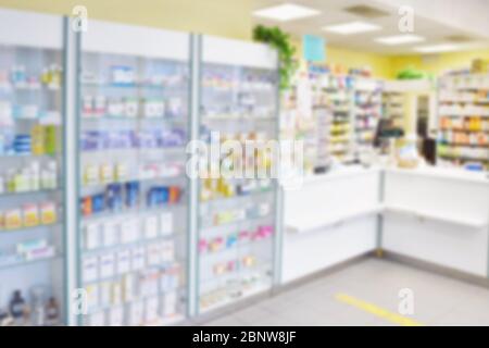 Unscharfer Hintergrund. Interieur einer Apotheke mit Waren und Vitrinen. Medikamente und Vitamine für die Gesundheit. Konzept für Medizin und Gesundheit - Coronavirus Stockfoto