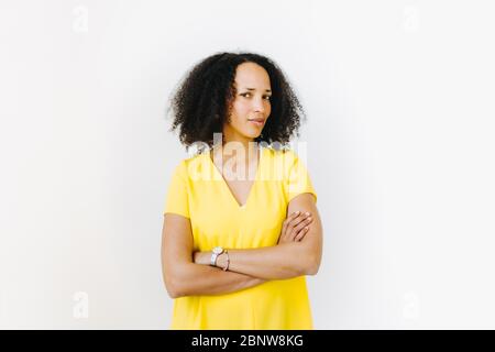 Porträt der selbstbewussten schwarzen Frau in gelbem Hemd Stockfoto