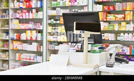 Kasse - Computer und Monitor in einer Apotheke. Innen von Drogen-und Vitaminladen. Konzept für Medizin und Gesundheit - Coronavirus - COVID 19. Stockfoto