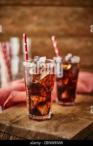 Ein Glas erfrischende Cola mit Eis auf dem Tisch. Stockfoto