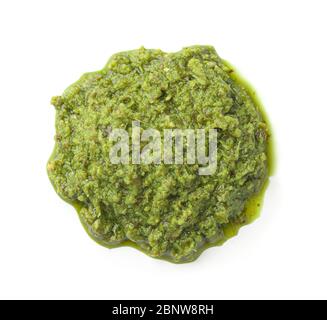 Draufsicht der grünen italienischen Pesto-Sauce auf weiß isoliert Stockfoto
