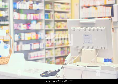 Kasse - Computer und Monitor in einer Apotheke. Innen von Drogen-und Vitaminladen. Konzept für Medizin und Gesundheit - Coronavirus - COVID 19. Stockfoto