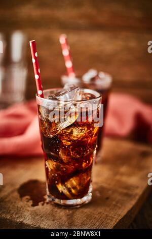 Ein Glas erfrischende Cola mit Eis auf dem Tisch. Stockfoto
