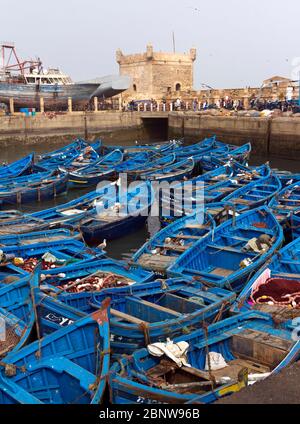 Kleine Fischerboote im Hafen von Essaouira, Marokko Stockfoto