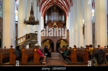 16. Mai 2020, Sachsen, Leipzig: Mitglieder der Thomanerknaben singen in der Leipziger Thomaskirche in vorgeschriebener Distanz. Nach einer zweimonatigen Corona-bezogenen Pflichtpause treten die St. Thomas Knaben erstmals auch an diesem Wochenende vor Publikum auf. Musikalisch begleitet wurde die Motette von einer kleinen Instrumentierung. Foto: Peter Endig/dpa-Zentralbild/dpa Stockfoto