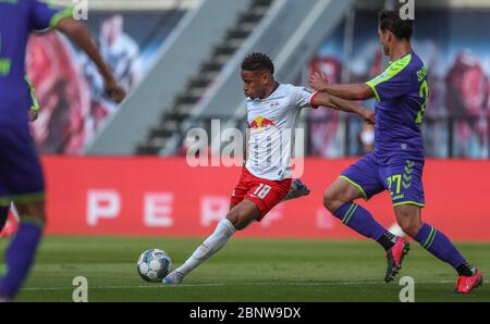 16. Mai 2020, Sachsen, Leipzig: Fußball: Bundesliga, 26. Spieltag, RB Leipzig - SC Freiburg in der Red Bull Arena Leipzig. Neben dem Freiburger Nicolas Höfler ist der Leipziger Christopher Nkunku am Ball. Foto: Jan Woitas/dpa-Zentralbild-Pool/dpa - WICHTIGER HINWEIS: Gemäß den Vorschriften der DFL Deutsche Fußball Liga und des DFB Deutscher Fußball-Bund ist es verboten, im Stadion und/oder aus dem Spiel fotografierte Bilder in Form von Sequenzbildern und/oder videoähnlichen Fotoserien zu nutzen oder ausgenutzt zu haben. Stockfoto
