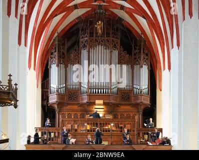 16. Mai 2020, Sachsen, Leipzig: Mitglieder der Thomanerknaben singen in der Leipziger Thomaskirche in vorgeschriebener Distanz. Nach einer zweimonatigen Corona-bezogenen Pflichtpause treten die St. Thomas Knaben erstmals auch an diesem Wochenende vor Publikum auf. Musikalisch begleitet wurde die Motette von einer kleinen Instrumentierung. Foto: Peter Endig/dpa-Zentralbild/dpa Stockfoto