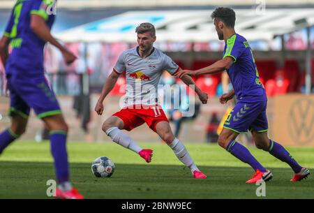 16. Mai 2020, Sachsen, Leipzig: Fußball: Bundesliga, 26. Spieltag, RB Leipzig - SC Freiburg in der Red Bull Arena Leipzig. Neben Freiburgs Manuel Gulde ist der Leipziger Timo Werner am Ball. Foto: Jan Woitas/dpa-Zentralbild-Pool/dpa - WICHTIGER HINWEIS: Gemäß den Vorschriften der DFL Deutsche Fußball Liga und des DFB Deutscher Fußball-Bund ist es verboten, im Stadion und/oder aus dem Spiel fotografierte Bilder in Form von Sequenzbildern und/oder videoähnlichen Fotoserien zu nutzen oder ausgenutzt zu haben. Stockfoto
