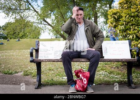 Manchester, Großbritannien. Mai 2020. Ein Protestler gegen den Lockdown sitzt auf einer Bank im Platt Fields Park. Kredit: Andy Barton/Alamy Live News Stockfoto