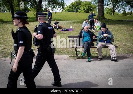 Manchester, Großbritannien. Mai 2020. Die Polizei überwacht die Massenversammlung, die im Platt Fields Park stattfand. Kredit: Andy Barton/Alamy Live News Stockfoto