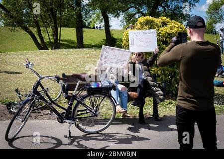 Manchester, Großbritannien. Mai 2020. Demonstranten halten bei einer Demonstration im Platt Fields Park Plakate mit dem Titel "No 5G" ab. Kredit: Andy Barton/Alamy Live News Stockfoto