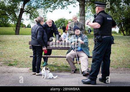 Manchester, Großbritannien. Mai 2020. Die Polizei spricht mit Demonstranten über soziale Distanzierungsmaßnahmen, die noch vorhanden sind und während des Lockdown-Protests respektiert werden sollten. Kredit: Andy Barton/Alamy Live News Stockfoto