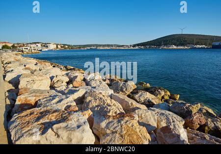 Schöne Aussicht aufs Meer von Cesme, die eine Küstenstadt und das Verwaltungszentrum des gleichnamigen Bezirks im westlichen Ende der Türkei ist, auf einem Stockfoto