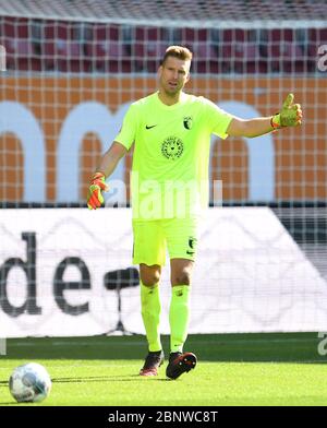 Augsburg, Deutschland. Mai 2020. Fußball: Bundesliga, FC Augsburg - VfL Wolfsburg, 26. Spieltag in der WWK-Arena in Augsburg. Augsburger Torhüter Andreas Luthe. WICHTIGER HINWEIS: Gemäß den Bestimmungen der DFL Deutsche Fußball Liga und des DFB Deutscher Fußball-Bund ist es untersagt, im Stadion und/oder aus dem Spiel aufgenommene Fotos in Form von Sequenzbildern und/oder videoähnlichen Fotoserien zu verwenden oder verwendet zu haben. Kredit: Tobias Hase/dpa - Pool/dpa/Alamy Live News Stockfoto