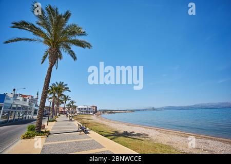 Schöne Aussicht aufs Meer von Cesme, die eine Küstenstadt und das Verwaltungszentrum des gleichnamigen Bezirks im westlichen Ende der Türkei ist, auf einem Stockfoto