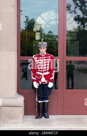 Sofia, Bulgarien - 6. Oktober 2017: Nationalgarde Einheit Bulgariens in Winteruniform im Präsidentenamt Stockfoto