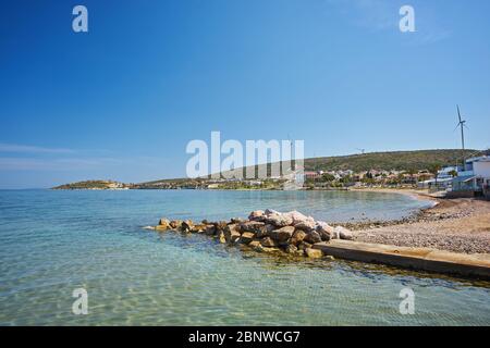 Schöne Aussicht aufs Meer von Cesme, die eine Küstenstadt und das Verwaltungszentrum des gleichnamigen Bezirks im westlichen Ende der Türkei ist, auf einem Stockfoto