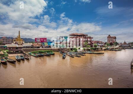 Kanton Nyaungshwe, Myanmar. 31. Juli 2019: Inle Bootsstation in Inle Nyaung Shwe Canal. Eine Reihe von Fischerbooten entlang des Flusses, die von Inle erzeugt wurden Stockfoto