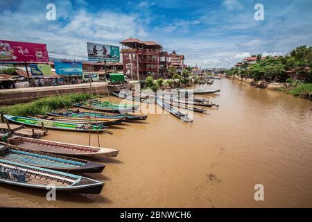 Kanton Nyaungshwe, Myanmar. 31. Juli 2019: Inle Bootsstation in Inle Nyaung Shwe Canal. Eine Reihe von Fischerbooten entlang des Flusses, die von Inle erzeugt wurden Stockfoto