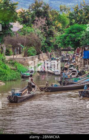 Kanton Nyaungshwe, Shan, Myanmar. 31. Juli 2019: Inle Bootsstation in Inle Nyaung Shwe Canal in Burma. Eine Reihe von hölzernen Fischerbooten entlang der r Stockfoto