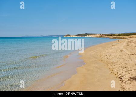 Schöne Aussicht aufs Meer von Cesme, die eine Küstenstadt und das Verwaltungszentrum des gleichnamigen Bezirks im westlichen Ende der Türkei ist, auf einem Stockfoto