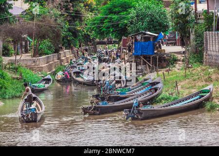 Kanton Nyaungshwe, Shan, Myanmar. 31. Juli 2019: Inle Bootsstation in Inle Nyaung Shwe Canal in Burma. Eine Reihe von hölzernen Fischerbooten entlang der r Stockfoto