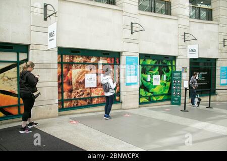 WIMBLEDON LONDON, 16. Mai 2020. GROSSBRITANNIEN. Die Kunden halten eine soziale Distanz, während sie vor den Marken und Spencer Food Hall in Wimbledon warten. Kredit: amer Ghazzal/Alamy Live News Stockfoto