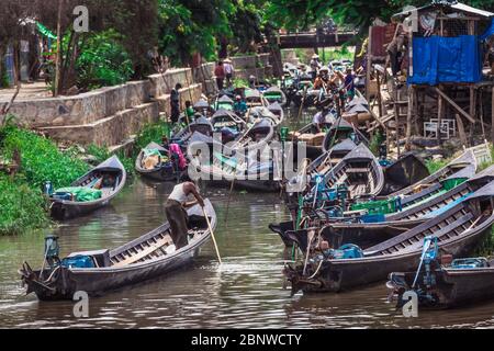 Kanton Nyaungshwe, Shan, Myanmar. 31. Juli 2019: Inle Bootsstation in Inle Nyaung Shwe Canal in Burma. Eine Reihe von hölzernen Fischerbooten entlang der r Stockfoto