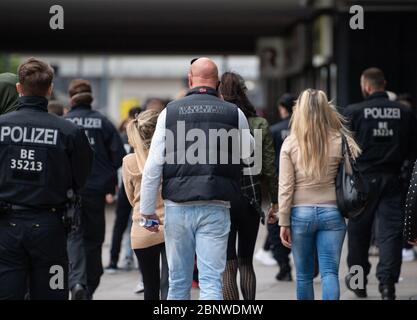 Berlin, Deutschland. Mai 2020. Am Alexanderplatz werden Menschen von der Polizei mitgenommen. Im Bezirk Mitte finden verschiedene Demonstrationen zum Thema Coronavirus statt. Kredit: Christophe Gateau/dpa/Alamy Live News Stockfoto