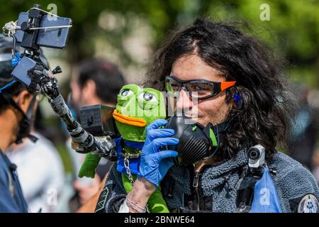 Von einem ungewöhnlichen Mitglied der Medien beobachtet - das Picknick bewegt sich und, einmal umgesiedelt, Die Polizei beginnt, große Gruppen aufzubrechen - EINE sogenannte Massenversammlung findet im Hyde Park statt, als eine kleine Gruppe von Demonstranten Nein zum "Coronavirus-Gesetz" und Nein zur "rechtswidrigen Sperrung" sagen, da sie während der Coronavirus-Pandemie um ihre Freiheit fürchten. Der Protest war von Polizei und Journalisten überzählt und zog Menschen gegen Impfungen, 5G, Bill Gates, Pädophile, Tracking und viele andere Dinge an. Die "Lockdown" geht weiter für den Ausbruch des Coronavirus (Covid 19) in London. Stockfoto