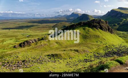 Blick nach Süden vom Quiraing Trail, Trotternish Ridge, Isle of Skye, Schottland, Großbritannien Cnoc A' Mheirlich (266 m rechts) mit Cleat (336 m hinten) Stockfoto