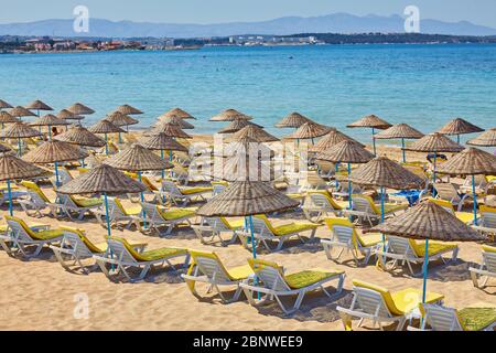 Leere Sonnenliegen am strand von ilica am offenen Meer, Cesme, Türkei Stockfoto