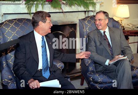 Incoming House Speaker Bob Livingston, rechts, während seiner ersten Pressekonferenz mit dem Mehrheitsführer des Senats Trent Lott auf dem Capitol Hill 3. Dezember 1998 in Washington, D.C. Livingston sagte, er hoffe, dass das Haus seine Amtsenthebungsuntersuchung in diesem Jahr beendet, aber die Möglichkeit, dass es auf den nächsten Kongress übertragen könnte, wenn der Justizausschuss seine Arbeit nächste Woche nicht beendet. Stockfoto