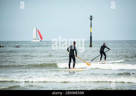 Dunkirk. Mai 2020. Am 16. Mai 2020 genießen die Menschen das Meer und den Strand in Dünkirchen, Nordfrankreich. Mit präventiven Maßnahmen wie der sozialen Distanzierung haben einige Strände in Nordfrankreich am Samstag nach der Sperrung aufgrund des Ausbruchs der COVID-19 wieder für die Öffentlichkeit geöffnet. Kredit: Sebastien Courdji/Xinhua/Alamy Live News Stockfoto