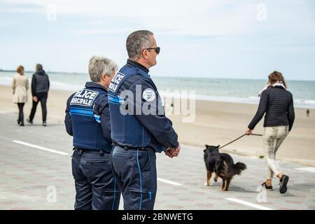 Dunkirk. Mai 2020. Polizisten patrouillieren am 16. Mai 2020 am Strand in Dünkirchen, Nordfrankreich. Mit präventiven Maßnahmen wie der sozialen Distanzierung haben einige Strände in Nordfrankreich am Samstag nach der Sperrung aufgrund des Ausbruchs der COVID-19 wieder für die Öffentlichkeit geöffnet. Kredit: Sebastien Courdji/Xinhua/Alamy Live News Stockfoto