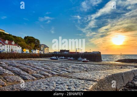 Bild des Hafens bei Ebbe bei Rozel mit kleinem Vergnügen und Fischerboote bei Sonnenaufgang. Rozel, St Martin, Jersey, Kanalinseln Stockfoto