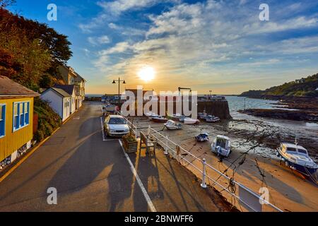 Bild des Hafens bei Ebbe bei Rozel mit kleinem Vergnügen und Fischerboote bei Sonnenaufgang. Rozel, St Martin, Jersey, Kanalinseln Stockfoto