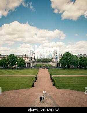 Ein Blick auf Greenwich durch ein Fenster auf das Haus der Königin, London, Großbritannien. Stockfoto