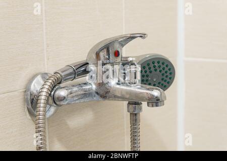 Schmutzige kalkige Dusche Wasserhahn, Wasserhahn mit Kalk darauf, Nahaufnahme Stockfoto