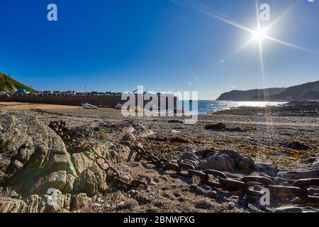 Bild der Bucht Bonne Nuit und des Hafens bei Ebbe mit Felsen, Kieselsteinen und Liegeplätze Chanis, blauer Himmel und Sonnenschein, frühen Morgen, Jersey CI Stockfoto