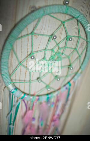 Dreamcatcher in rosa und abstraktem Bokeh Hintergrund Stockfoto