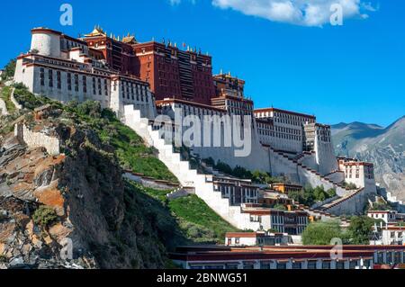 Potala Palast, ehemalige Dalai Lama Residenz in Lhasa in Tibet. Der Potala Palast ist eine Dzong Festung in der Stadt Lhasa, in Tibet. Es war der Winter Stockfoto