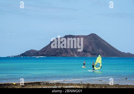 Windsurfen in Meer in Corralejo, Fuerteventura, Kanarische Isalnds Stockfoto