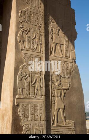 Wandreliefs, Tempel von Sobek und Haroeris, Kom Ombo, Ägypten Stockfoto