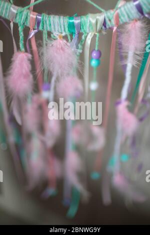 Dreamcatcher in rosa und abstraktem Bokeh Hintergrund Stockfoto