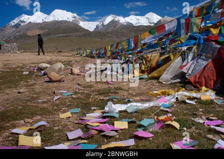 Nyenchen Tonglha Pass. Gebetsfahnen neben dem Fuß des Nyenchen Tanglha 7111 Meter hoch, Tibet China. Einer der heiligen Berge für Tibeter. Stockfoto