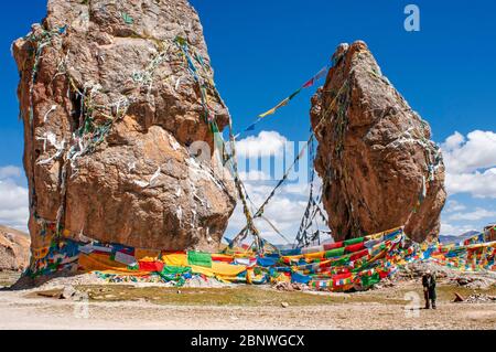 Heilige Steine zwischen Steinen im Tashi Dor Kloster in Namtso See oder Nam tso See in Tibet China. Nam Tso See ist der zweitgrößte See in Tibet, und einer von Stockfoto