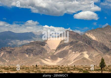 Tibetisches Dorf vor den Weiden im Tal der Yarlung Tsanpo, Brahmaputra, Tibet, China, Asien. Yarlung Tsangpo Brahmaputra River Valley Stockfoto