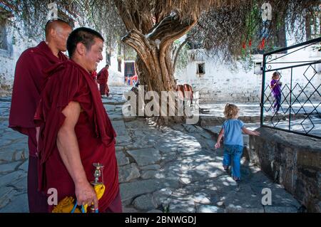 Touristen Kinder und Mönche im Kloster Tashi Lhunpo in Shigatse Tibet China. Der Tashilhunpo Tempel war der traditionelle Sitz der Panchen Lama-Brunnen Stockfoto